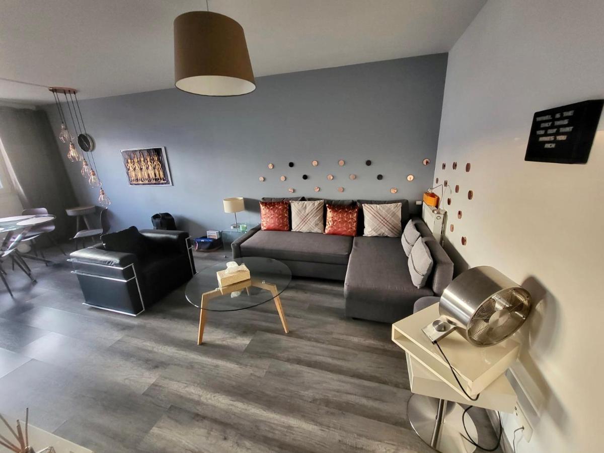 Tichnich - 2 Bedrooms - 1 Min Away From Train Station Apartment *